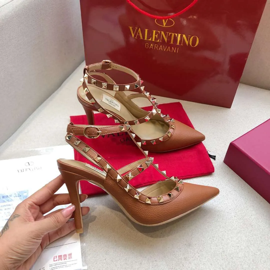 👟👟Ex-factory price 400👟👟 Genuine leather sole +30 Available all year round🎁[Brown pebbled leather series] Heel height: 9.5cm+6.5cm. Valentino is a global haute couture and ready-to-wear luxury brand. Valentino is timeless and never goes out of style. Sheepskin feet, lining 🎁34 to 40/41/42 sizes, ready stock. Original last from the counter, regular bottom, genuine leather outsole +30